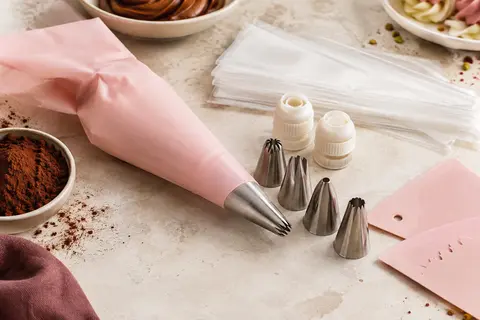Kit de pâtisserie rose clair avec poche en silicone, douilles en acier et accessoires de décoration