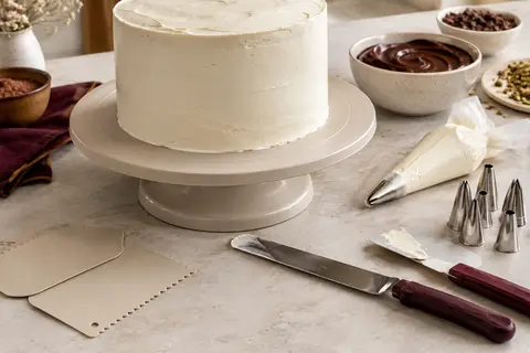 Plateau tournant pour gâteau avec grattoirs, spatules, poche à douille et embouts métalliques